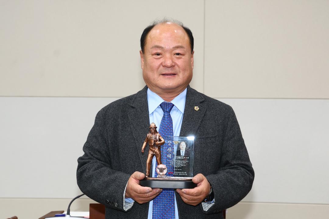 '전국공무원노동조합 소방본부 강원소방지부 안전건설위원회 감사패 전달식' 게시글의 사진(51) '2025-12-12 전국공무원노동조합 소방본부 강원소방지부 안전건설위원회 감사패 전달 (51).jpg'