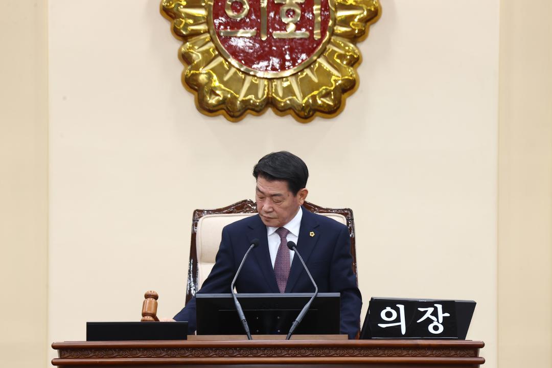 '제335회 제2차 본회의(제1차 도정 및 교육행정에 관한 질문)' 게시글의 사진(12) '2025-03-11 제335회 제2차 본회의(제1차 도정 및 교육행정에 관한 질문) (12) 회의진행 김용복부의장.jpg'