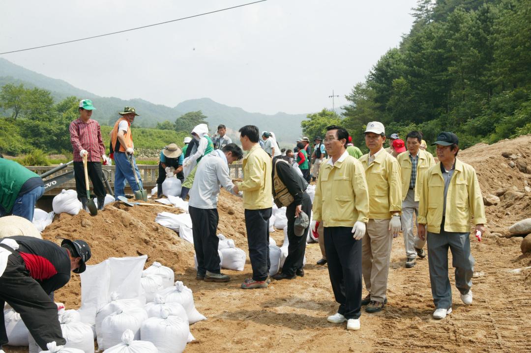 '수해지역 복구 자원봉사' 게시글의 사진(2) '2006-07-25 수해지역 복구 자원봉사 (2).JPG'