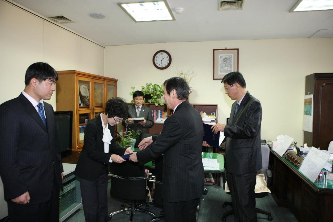 '의회사무처직원 임용장 전수' 게시글의 사진(3) '2010-10-18 의회사무처직원 임용장 전수 (3).jpg'