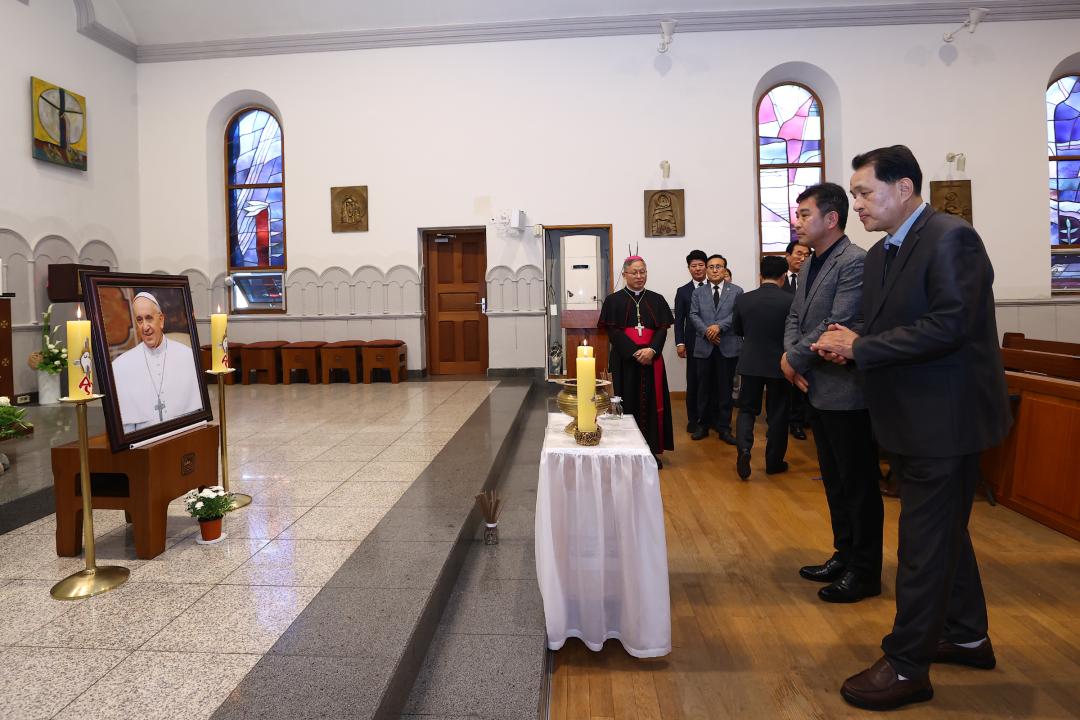 '제266대 프란치스코 교황 선종을 애도하기 위한 강원특별자치도의회 조문단 분향소 방문' 게시글의 사진(13) '2025-04-23 제266대 프란치스코 교황 선종을 애도하기 위한 강원특별자치도의회 조문단 분향소 방문 (12).jpg'