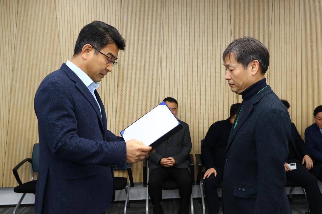 '2026년 강원특별자치도의회 인사발령 임용장 전달식' 게시글의 사진(12) '2026-01-12 2026년 강원특별자치도의회 인사발령 임용장 전달식 (12).jpg'