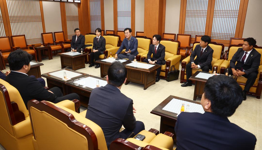 '강원특별자치도의회 방문(강원청년회의소)' 게시글의 사진(10) '2026-08-27 강원특별자치도의회 방문(강원청년회의소) (9).jpg'