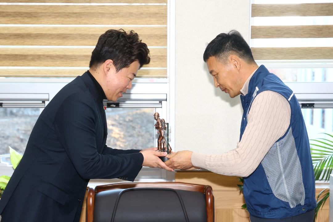 '전국공무원노동조합 소방본부 강원소방지부 안전건설위원회 감사패 전달식' 게시글의 사진(22) '2025-12-12 전국공무원노동조합 소방본부 강원소방지부 안전건설위원회 감사패 전달 (22).jpg'