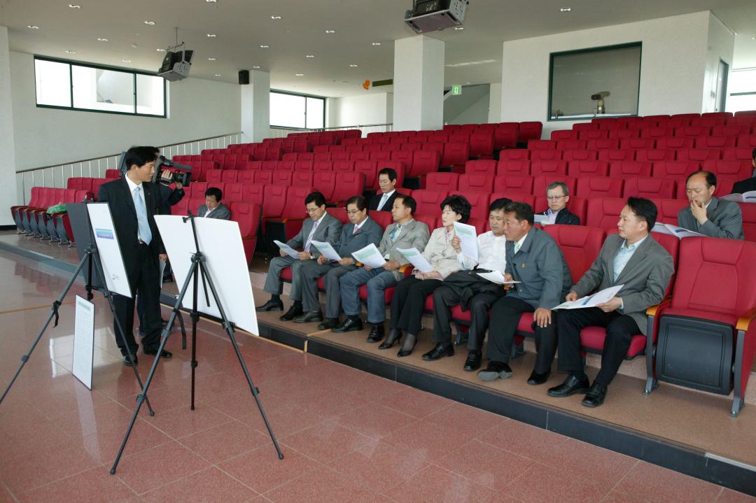 '철원 평화 문화광장 조성공사장 현지시찰' 게시글의 사진(15) '2009-04-14 철원 평화 문화광장 조성공사장 현지시찰 (15).jpg'