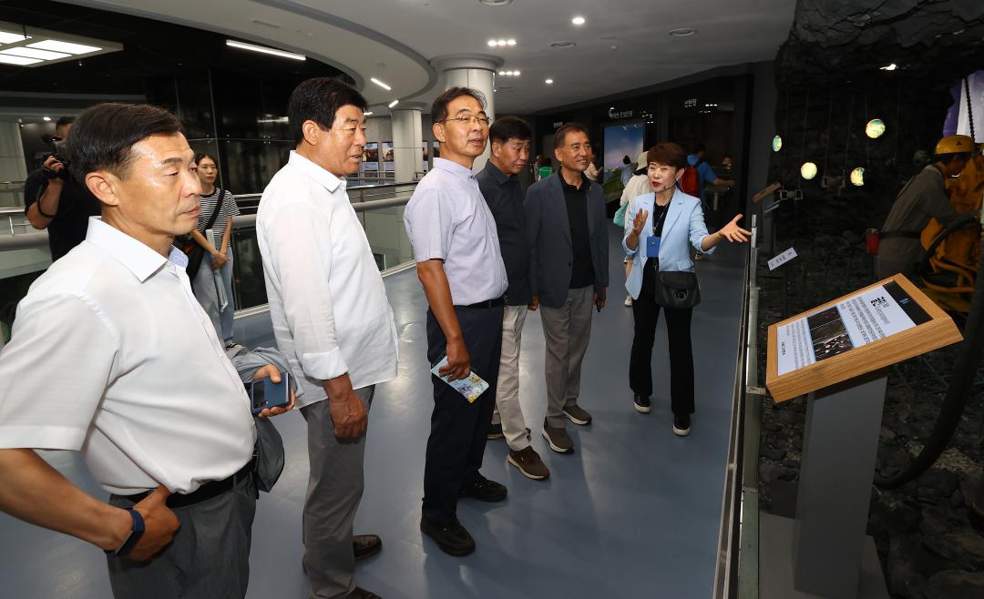 '폐광지역개발지원 특별위원회 현지시찰' 게시글의 사진(2) '2025-08-18 폐광지역개발지원 특별위원회 현지시찰(문경석탄박물관) (1).jpg'