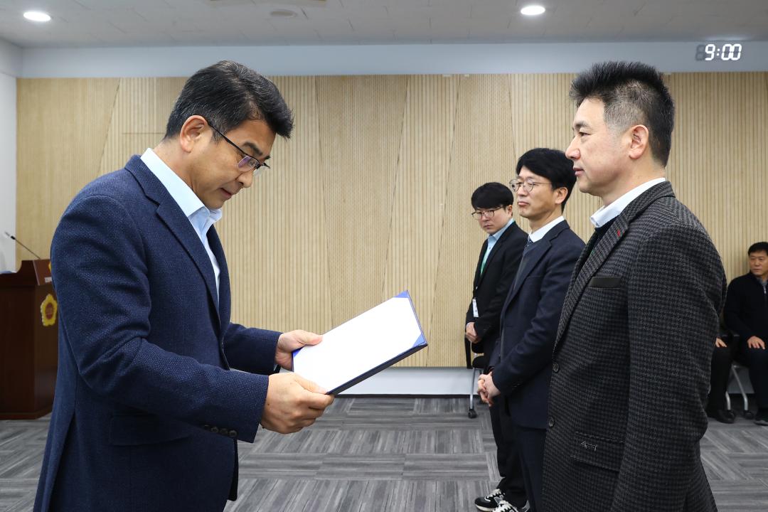 '2026년 강원특별자치도의회 인사발령 임용장 전달식' 게시글의 사진(5) '2026-01-12 2026년 강원특별자치도의회 인사발령 임용장 전달식 (5).jpg'