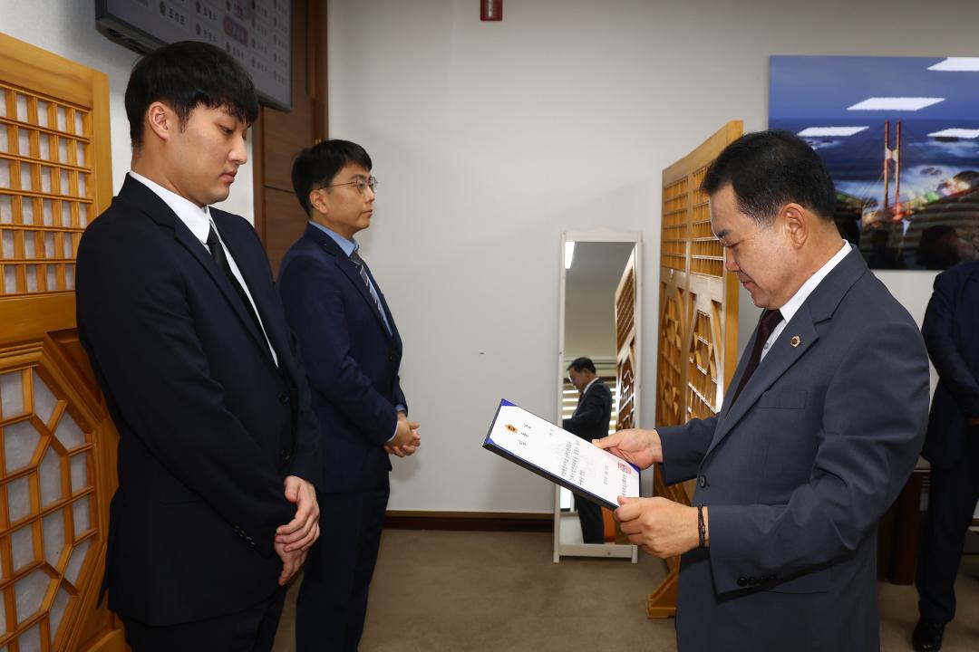 '강원특별자치도의회 신규 임용장 수여식' 게시글의 사진(15) '2025-09-29 임용장 수여식 (15).jpg'