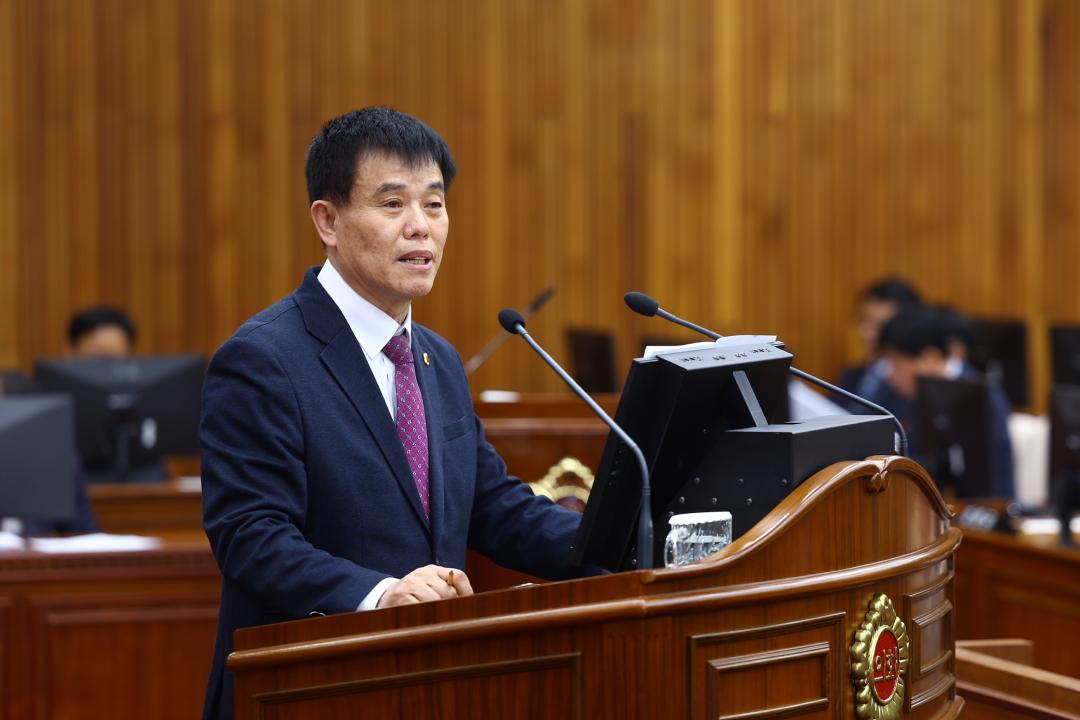 '제344회 제2차 본회의(2026년도 제1회 도정 및 교육행정에 관한 질문)' 게시글의 사진(24) '2026-04-02 제344회 제2차본회의(2026년도 제1회 도정 및 교육행정에 관한 질문) (24) 이영욱 의원.jpg'