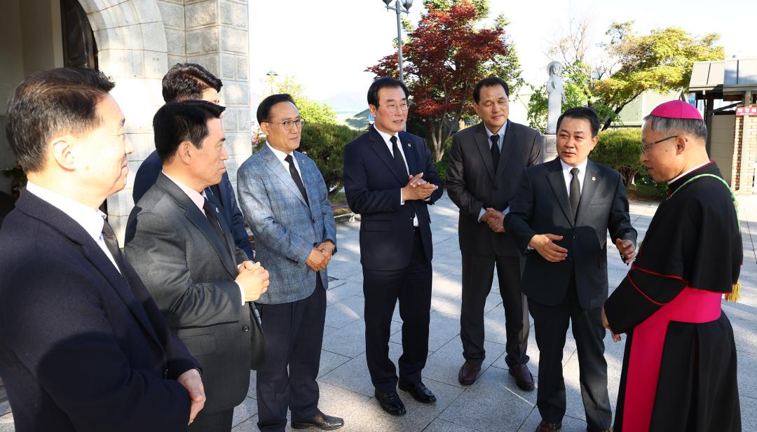 '제266대 프란치스코 교황 선종을 애도하기 위한 강원특별자치도의회 조문단 분향소 방문' 게시글의 사진(18) '2025-04-23 제266대 프란치스코 교황 선종을 애도하기 위한 강원특별자치도의회 조문단 분향소 방문 (17).jpg'