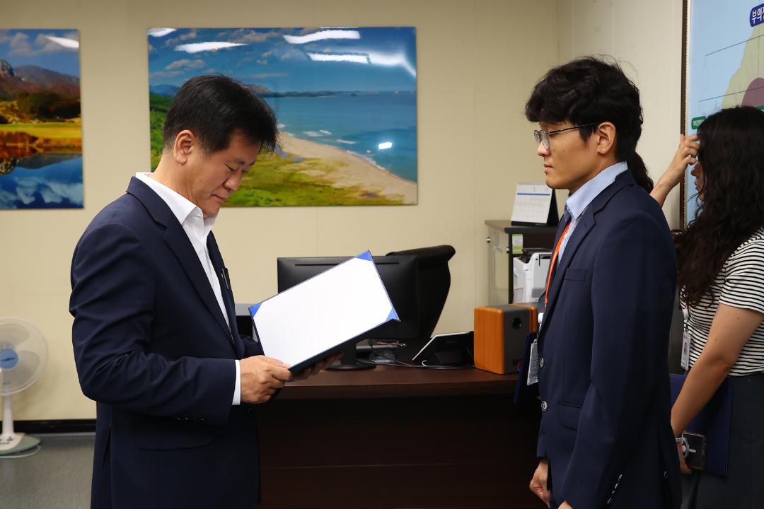 '강원특별자치도의회 인사발령장 전달식' 게시글의 사진(7) '2026-07-01 강원특별자치도의회 인사발령장 전달식 (7).jpg'