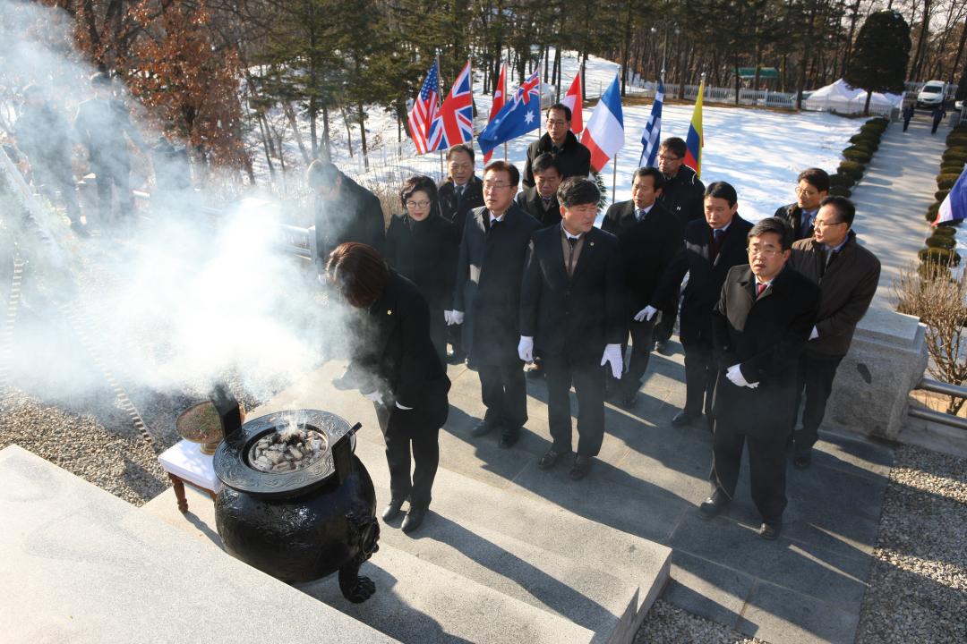 '강원도의회 신년 충렬탑 참배' 게시글의 사진(15) '2015-01-02 강원도의회 신년 충렬탑 참배 (15).jpg'