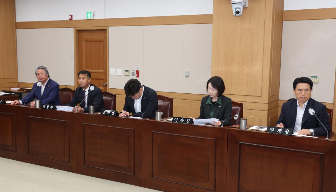 '제337회 제3차 강원문화재단 대표이사 인사청문특별위원회' 게시글의 사진(10) '2025-05-15 제337회 제3차 강원문화재단 대표이사 인사청문특별위원회 (10).jpg'