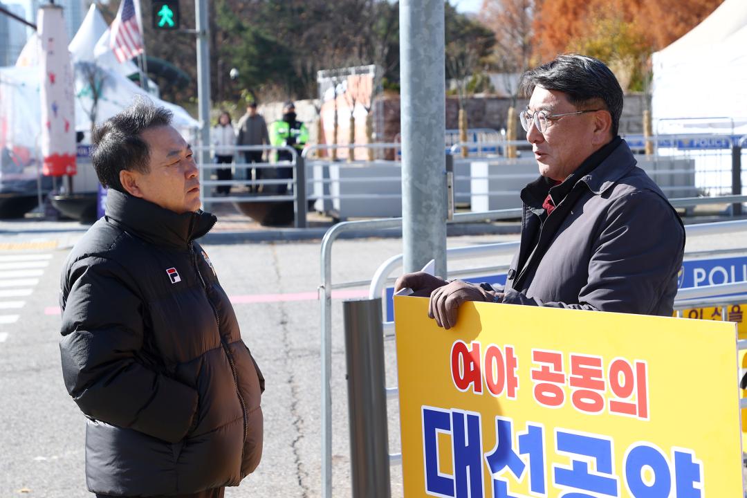 '강원특별법 3차 개정 조속통과 촉구를 위한 1인 시위' 게시글의 사진(13) '2025-11-28 강원특별법 3차 개정 조속통과 촉구를 위한 1인 시위 (13).jpg'