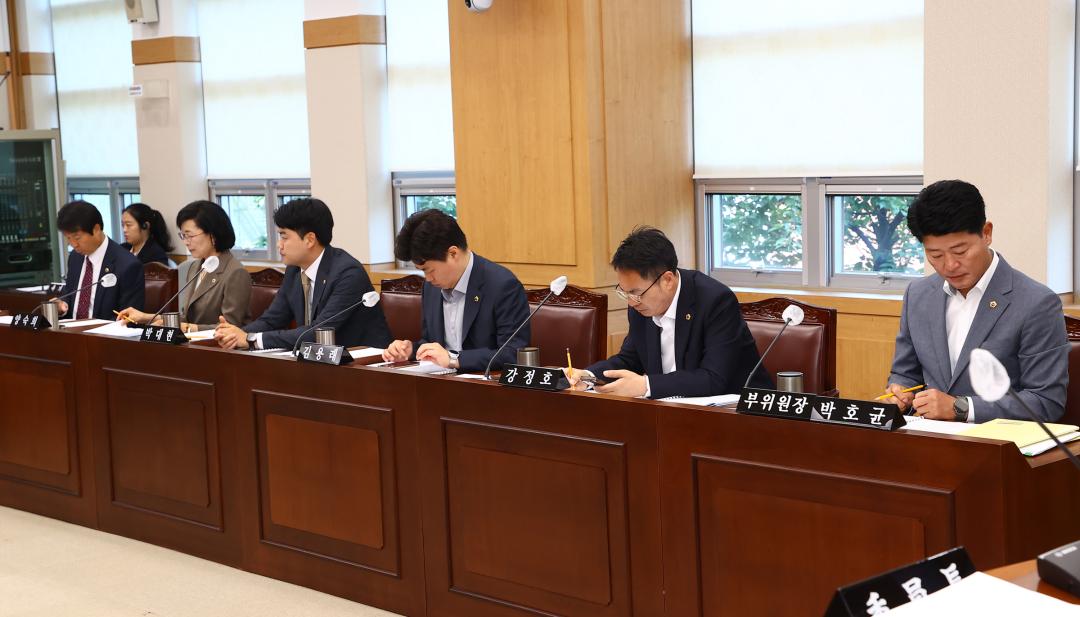 '제338회 제1차 의회운영위원회' 게시글의 사진(6) '2025-06-05 제338회 제1차 의회운영위원회 (6).jpg'