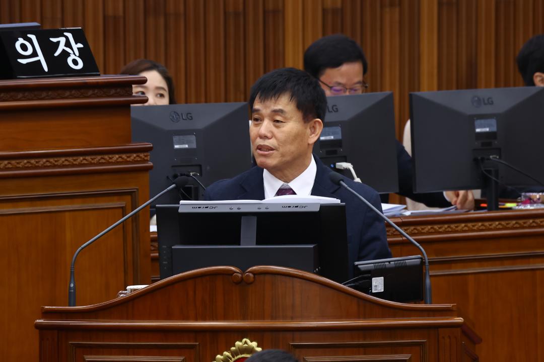 '제344회 제2차 본회의(2026년도 제1회 도정 및 교육행정에 관한 질문)' 게시글의 사진(19) '2026-04-02 제344회 제2차본회의(2026년도 제1회 도정 및 교육행정에 관한 질문) (19) 이영욱 의원.jpg'