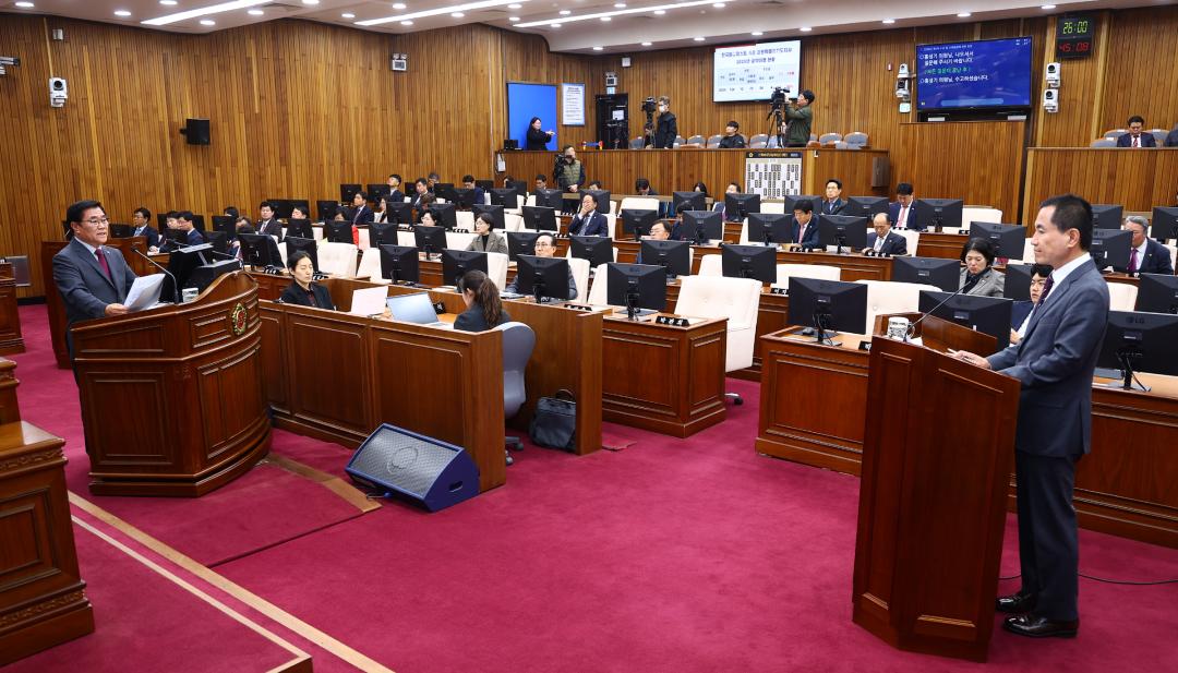 '제344회 제2차 본회의(2026년도 제1회 도정 및 교육행정에 관한 질문)' 게시글의 사진(72) '2026-04-02 제344회 제2차본회의(2026년도 제1회 도정 및 교육행정에 관한 질문) (72) 홍성기 의원-김진태 도지사.jpg'