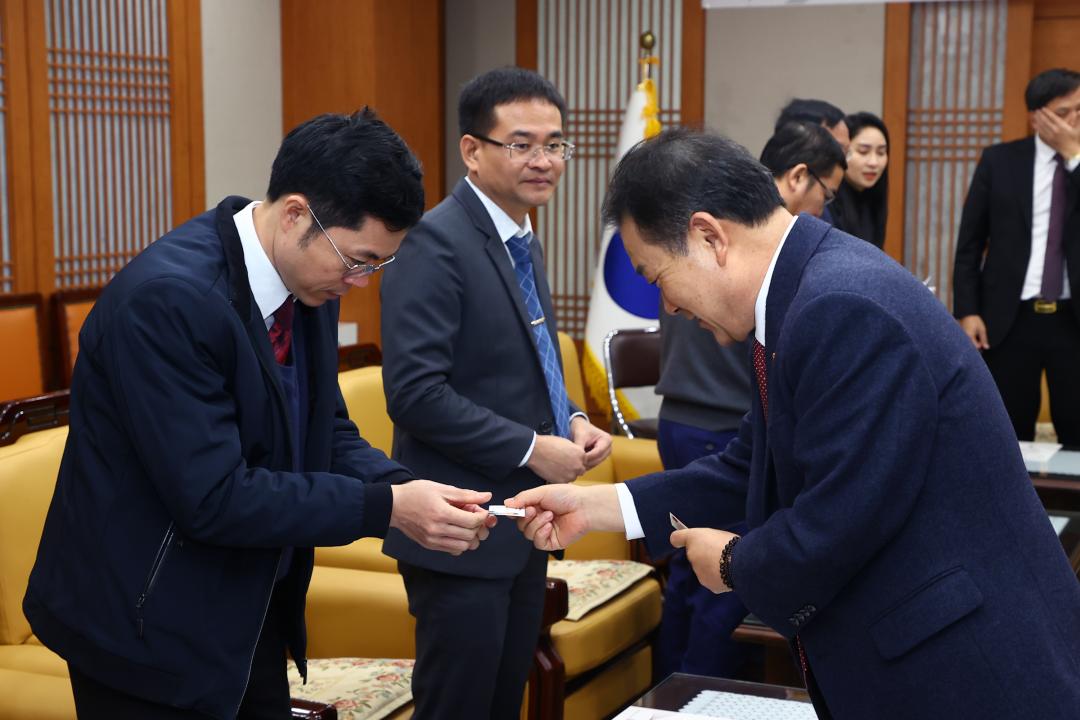 '베트남 디엔비엔성 대표단 강원특별자치도의회 내방' 게시글의 사진(8) '2025-12-30 베트남 디엔비엔성 대표단 강원특별자치도의회 내방 (8).jpg'