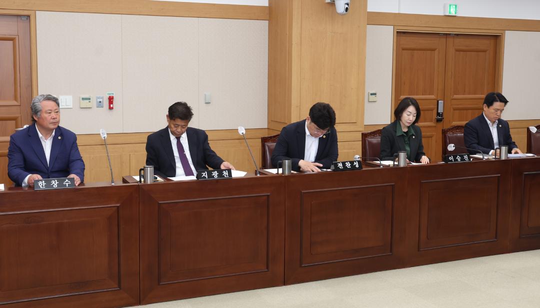 '제337회 제3차 강원문화재단 대표이사 인사청문특별위원회' 게시글의 사진(8) '2025-05-15 제337회 제3차 강원문화재단 대표이사 인사청문특별위원회 (8).jpg'