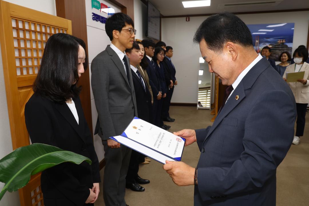 '강원특별자치도의회 신규 임용장 수여식' 게시글의 사진(2) '2025-09-29 임용장 수여식 (2).jpg'
