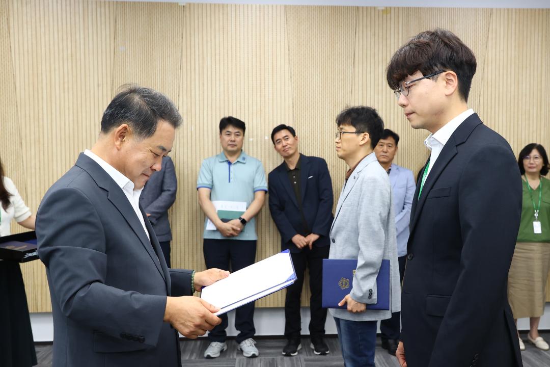 '강원특별자치도의회사무처 공무원 임용장 수여식' 게시글의 사진(14) '2025-07-22 강원특별자치도의회사무처 공무원 임용장 수여식 (14).jpg'