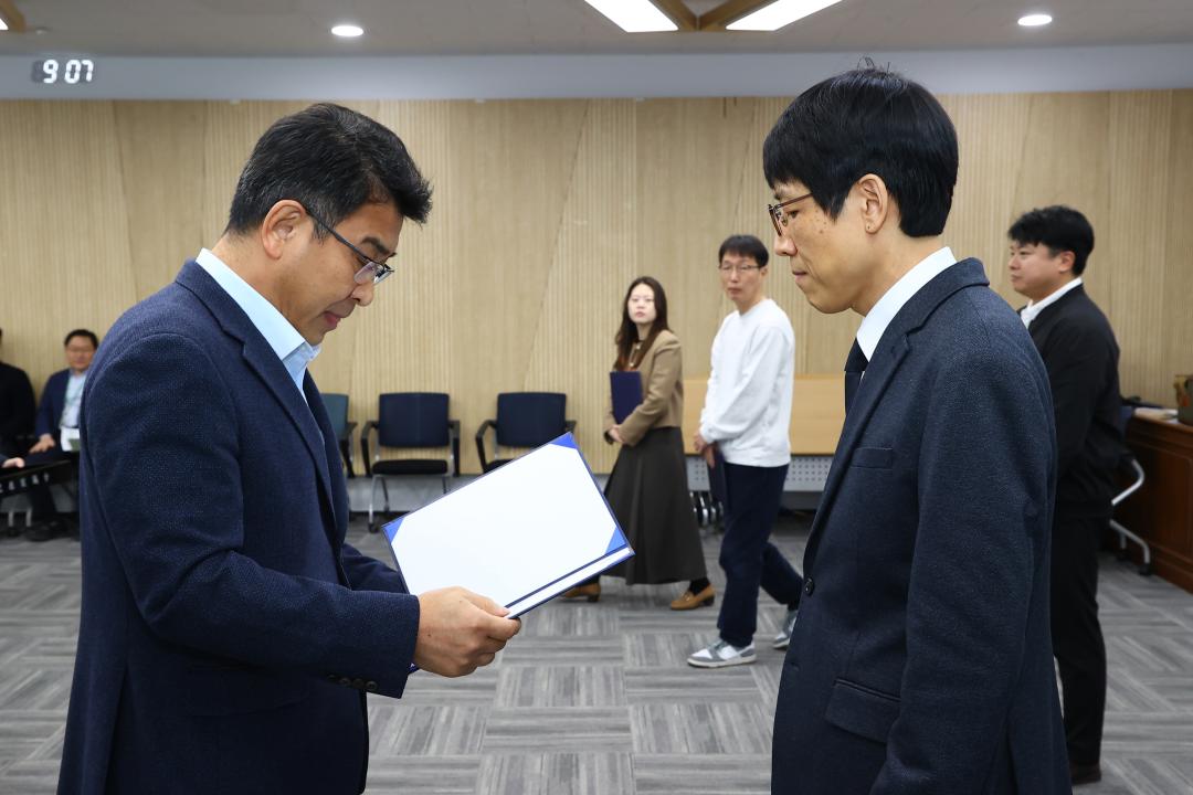 '2026년 강원특별자치도의회 인사발령 임용장 전달식' 게시글의 사진(40) '2026-01-12 2026년 강원특별자치도의회 인사발령 임용장 전달식 (40).jpg'