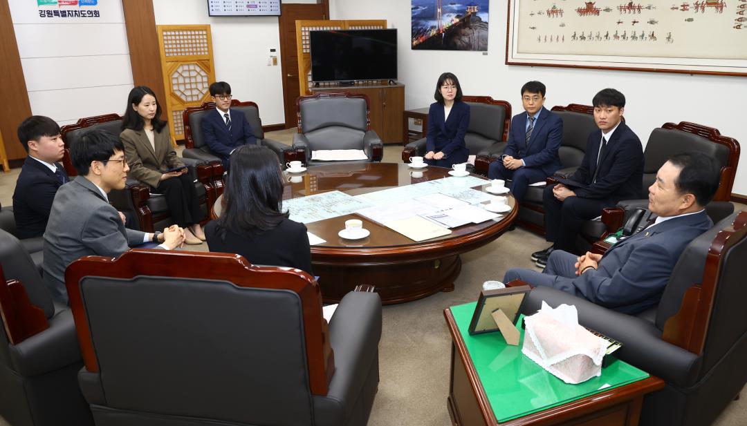 '강원특별자치도의회 신규 임용장 수여식' 게시글의 사진(24) '2025-09-29 임용장 수여식 (24).jpg'