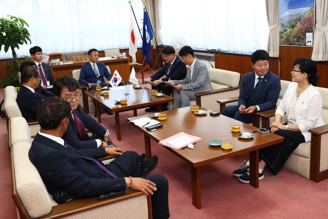 '강원특별자치도의회 한일국제교류협회 2025년 일본 돗토리현 방문' 게시글의 사진(63) '2025-07-29 강원특별자치도의회 한일국제교류협회 2025년 일본 돗토리현 방문 (80)_03_돗토리현의회 의장 예방.jpg'