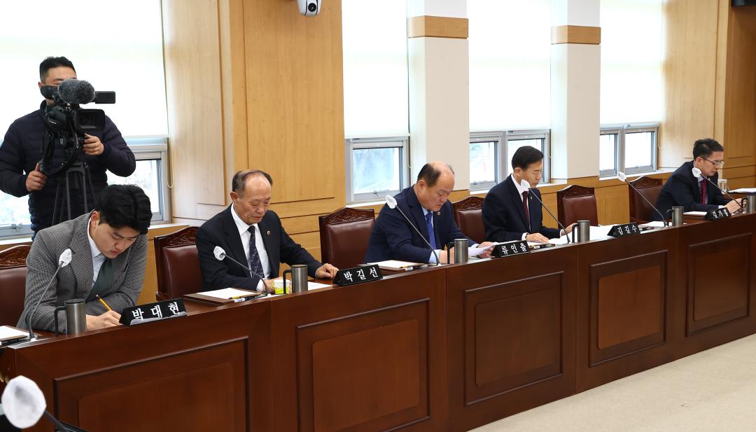 '제336회 제1차 강원특별자치도경제진흥원장 인사청문특별위원회' 게시글의 사진(12) '2025-04-15 제336회 제1차 강원특별자치도경제진흥원장 인사청문특별위원회 (11).jpg'