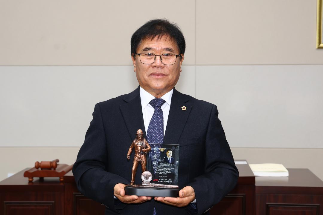 '전국공무원노동조합 소방본부 강원소방지부 안전건설위원회 감사패 전달식' 게시글의 사진(44) '2025-12-12 전국공무원노동조합 소방본부 강원소방지부 안전건설위원회 감사패 전달 (44).jpg'