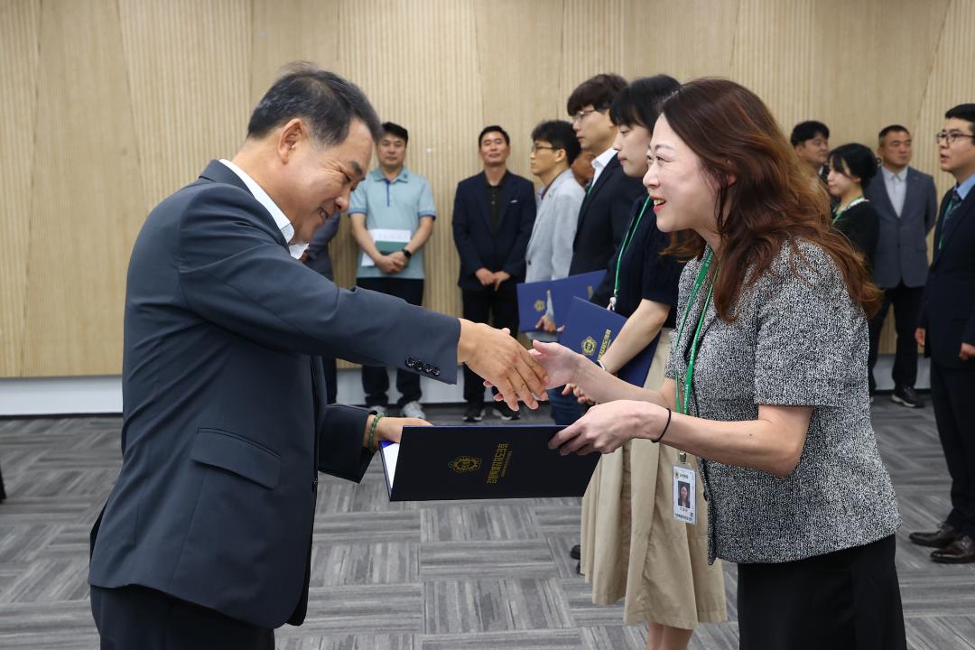 '강원특별자치도의회사무처 공무원 임용장 수여식' 게시글의 사진(19) '2025-07-22 강원특별자치도의회사무처 공무원 임용장 수여식 (19).jpg'