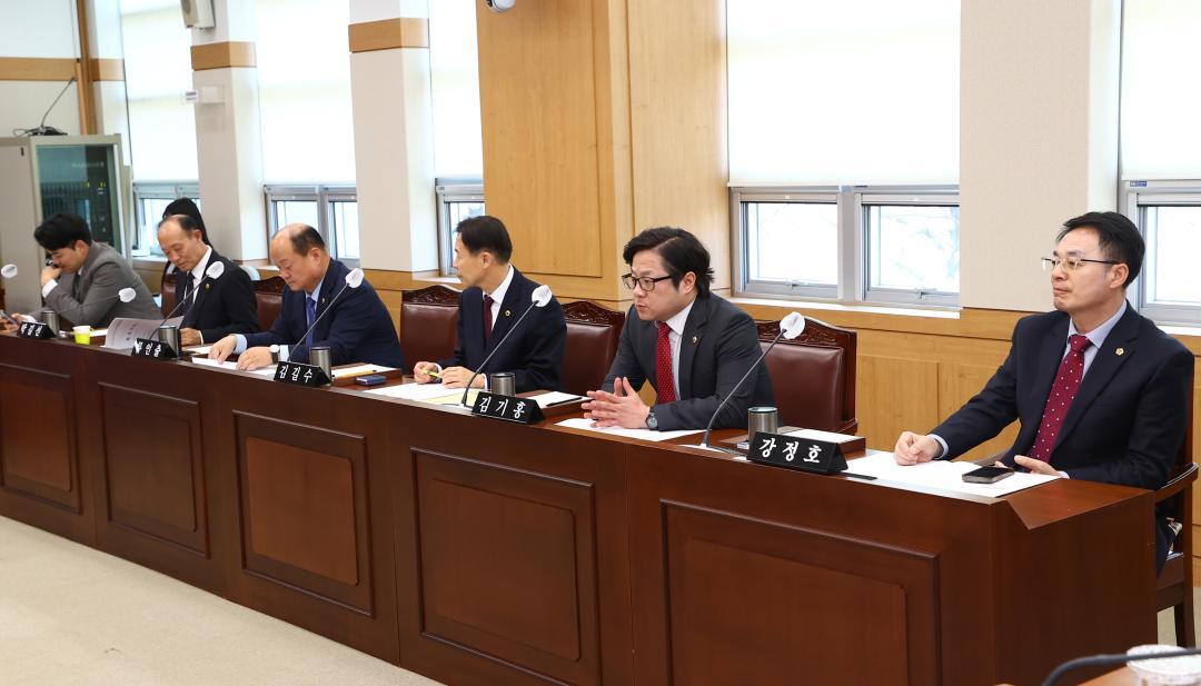 '제336회 제1차 강원특별자치도경제진흥원장 인사청문특별위원회' 게시글의 사진(17) '2025-04-15 제336회 제1차 강원특별자치도경제진흥원장 인사청문특별위원회 (16).jpg'