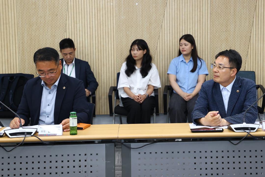 '2025년 제4차 의원연구회 지원 심의위원회' 게시글의 사진(8) '2025-07-08 2025년 제4차 의원연구회 지원 심의위원회 (8).jpg'