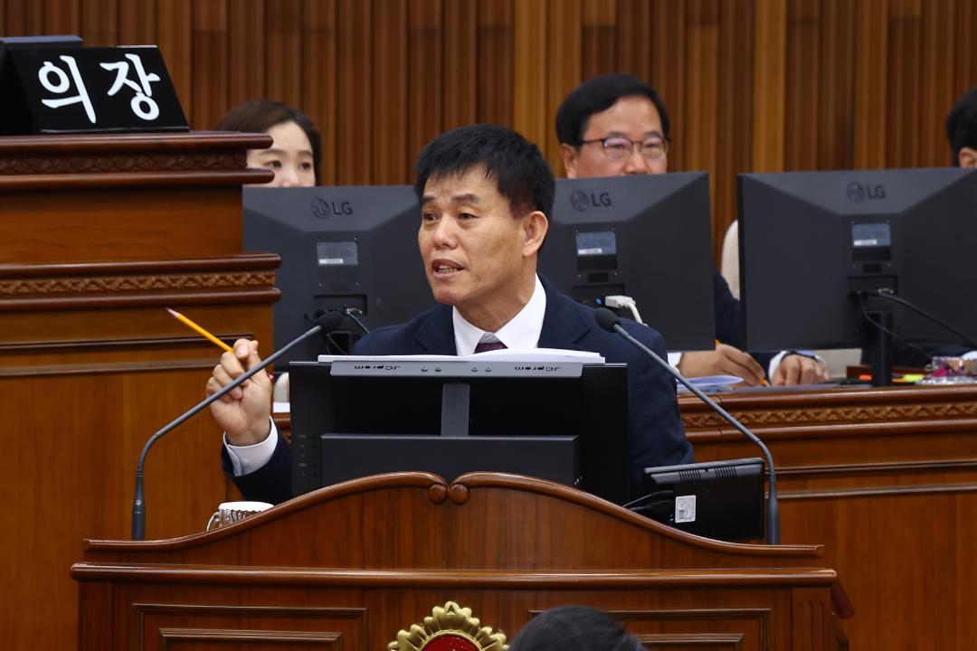 '제344회 제2차 본회의(2026년도 제1회 도정 및 교육행정에 관한 질문)' 게시글의 사진(23) '2026-04-02 제344회 제2차본회의(2026년도 제1회 도정 및 교육행정에 관한 질문) (23) 이영욱 의원.jpg'