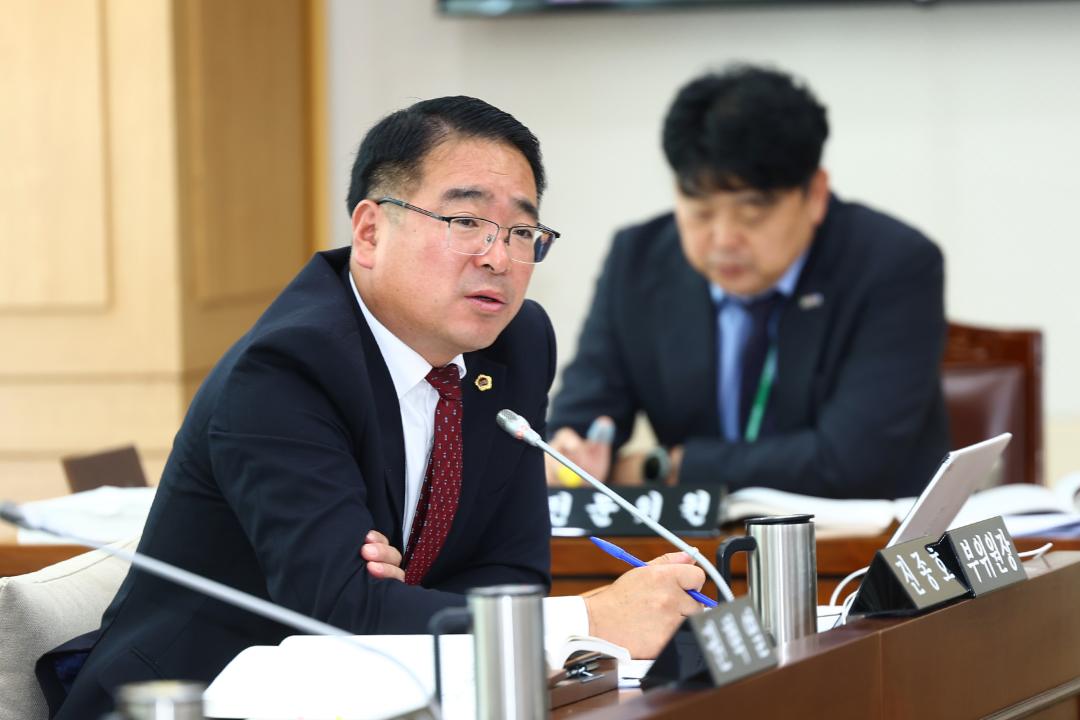 '2025년도 농림수산위원회 행정사무감사(산림환경국)' 게시글의 사진(36) '2025-11-07 2025년도 농림수산위원회 행정사무감사(산림환경국) (36).jpg'