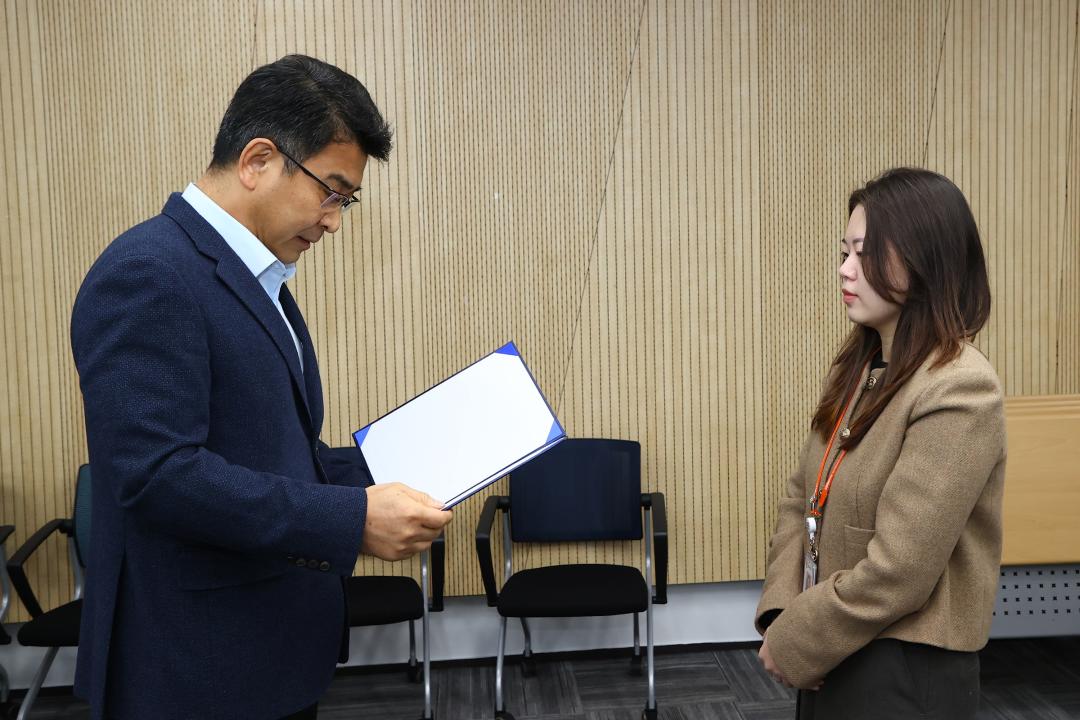 '2026년 강원특별자치도의회 인사발령 임용장 전달식' 게시글의 사진(32) '2026-01-12 2026년 강원특별자치도의회 인사발령 임용장 전달식 (32).jpg'