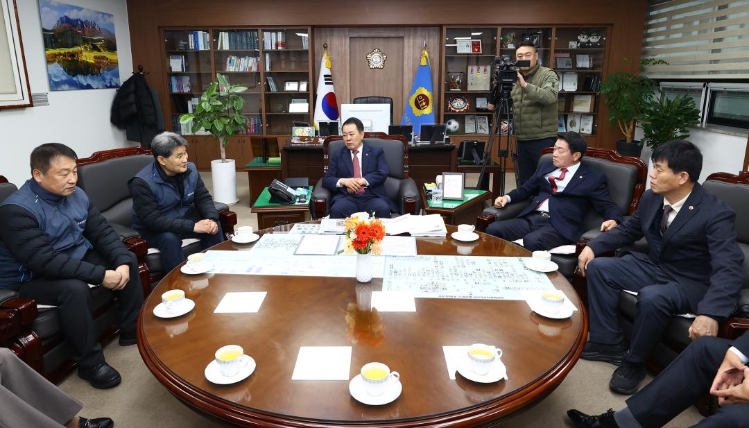 '2025년 강원특별자치도의회 사랑의 연탄 기부 전달식' 게시글의 사진(11) '2025-11-27 2025년 강원특별자치도의회 사랑의 연탄 기부 전달식 (10).jpg'