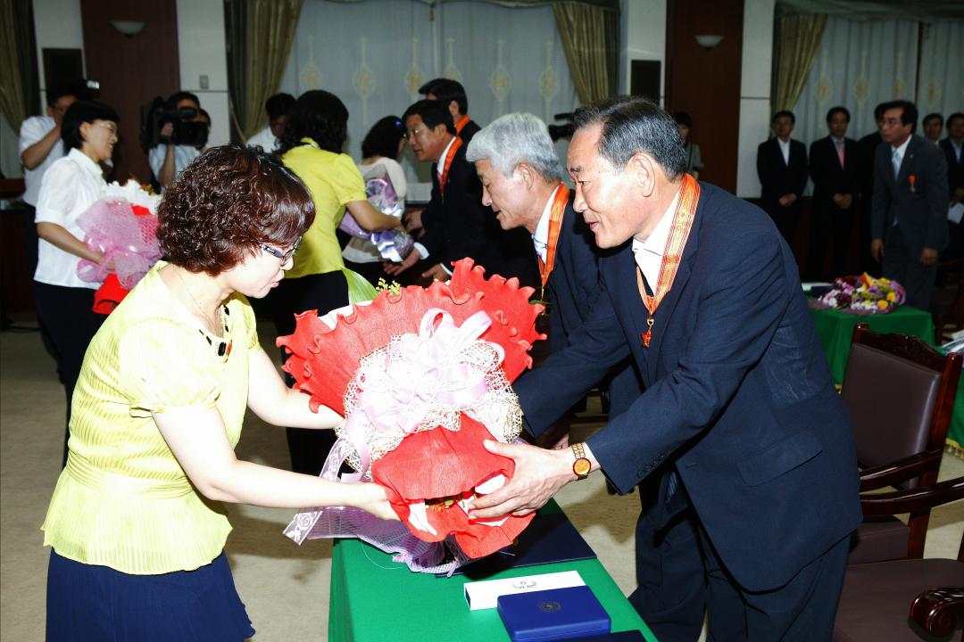 '2009년 상반기 퇴직공무원 훈포장 전수식' 게시글의 사진(17) '2009-07-06 2009년 상반기 퇴직공무원 훈포장 전수식 (17).jpg'