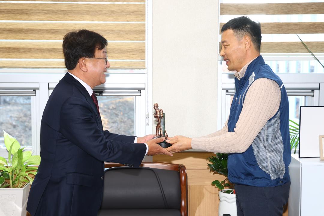 '전국공무원노동조합 소방본부 강원소방지부 안전건설위원회 감사패 전달식' 게시글의 사진(29) '2025-12-12 전국공무원노동조합 소방본부 강원소방지부 안전건설위원회 감사패 전달 (29).jpg'