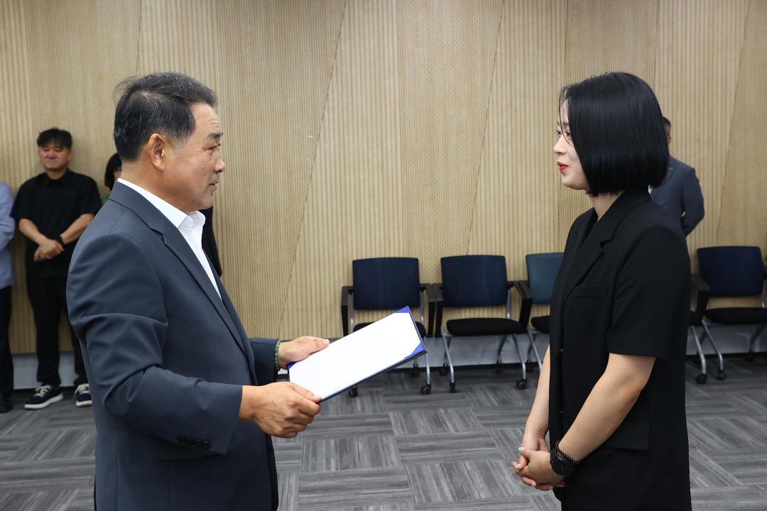 '강원특별자치도의회사무처 공무원 임용장 수여식' 게시글의 사진(37) '2025-07-22 강원특별자치도의회사무처 공무원 임용장 수여식 (37).jpg'