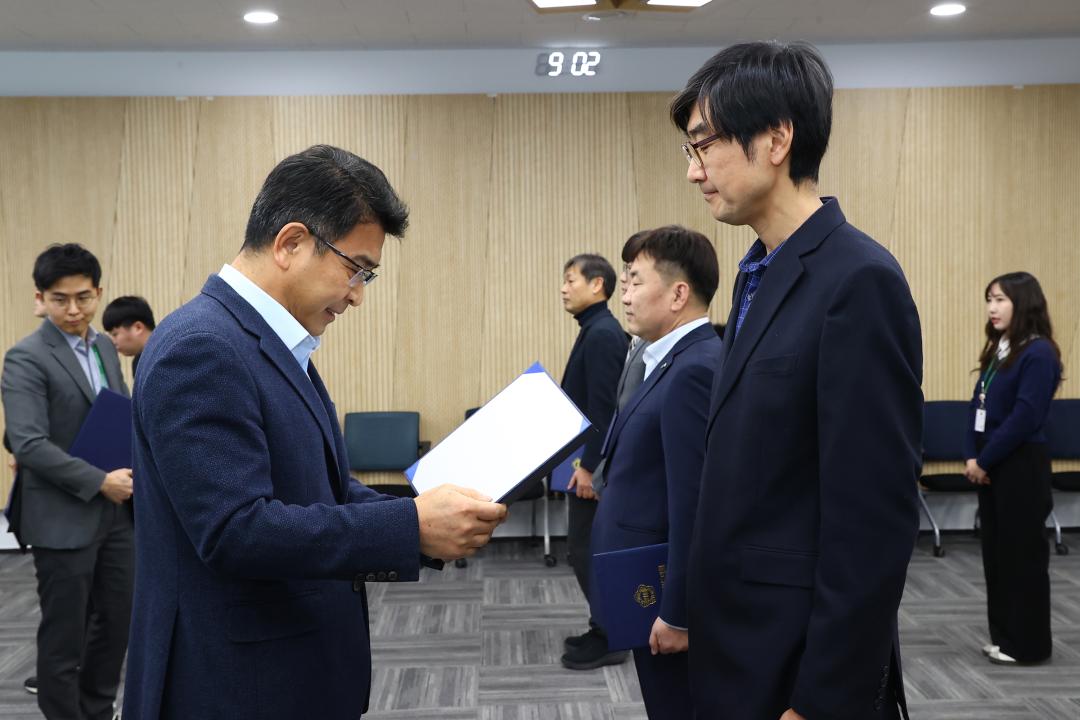 '2026년 강원특별자치도의회 인사발령 임용장 전달식' 게시글의 사진(18) '2026-01-12 2026년 강원특별자치도의회 인사발령 임용장 전달식 (18).jpg'