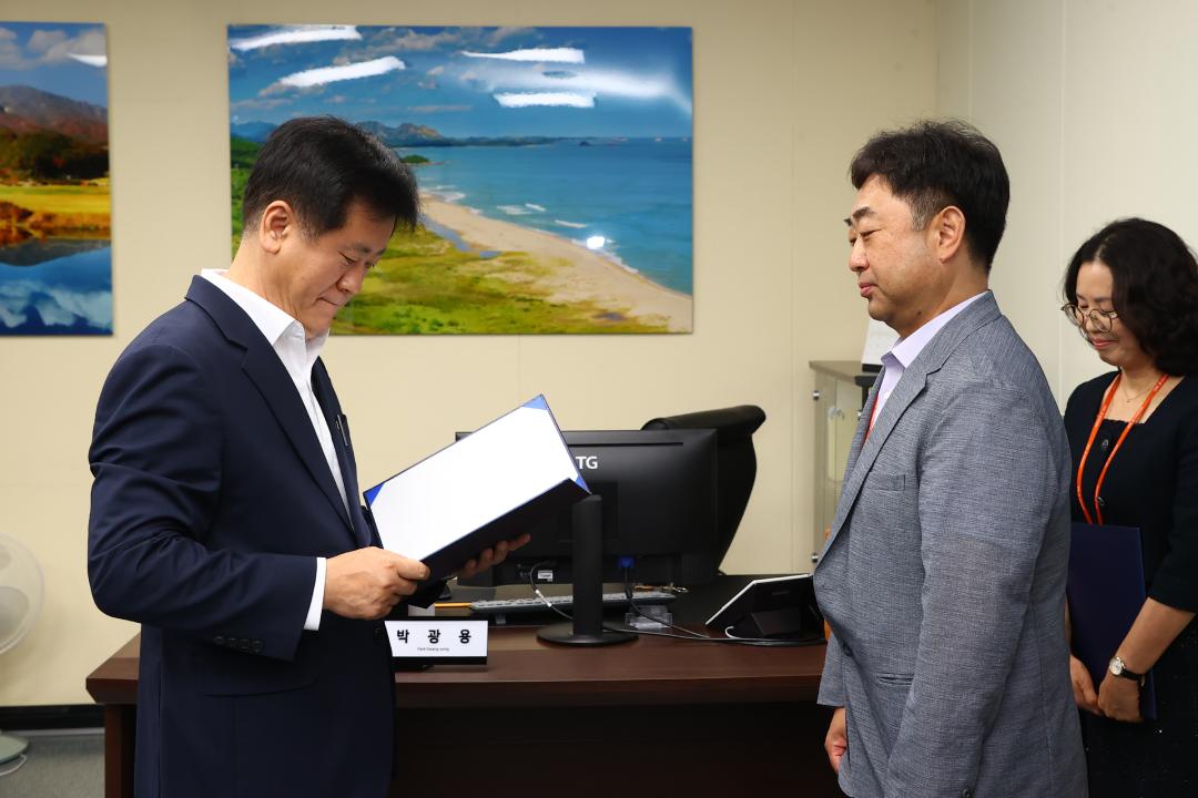 '강원특별자치도의회 인사발령장 전달식' 게시글의 사진(3) '2026-07-01 강원특별자치도의회 인사발령장 전달식 (3).jpg'