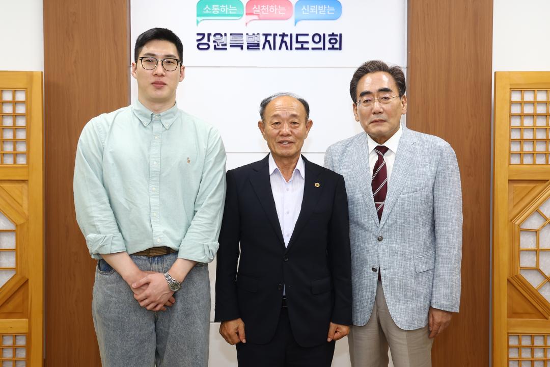 '강원특별자치도의회방문(제네시스 F&T 비비큐 윤현기 대표)' 게시글의 사진(3) '2026-07-27 강원도의회방문(제네시스 F&T 비비큐 윤현기 대표) (3).jpg'