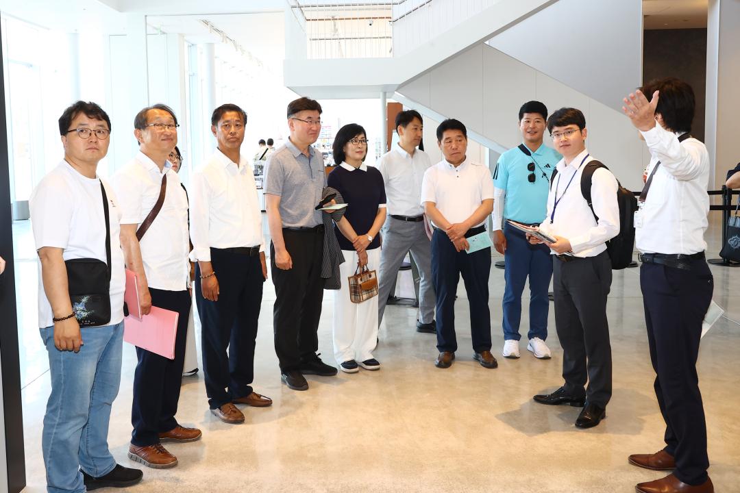 '강원특별자치도의회 한일국제교류협회 2025년 일본 돗토리현 방문' 게시글의 사진(24) '2025-07-29 강원특별자치도의회 한일국제교류협회 2025년 일본 돗토리현 방문 (37)_02_돗토리 현립미술관 시찰.jpg'