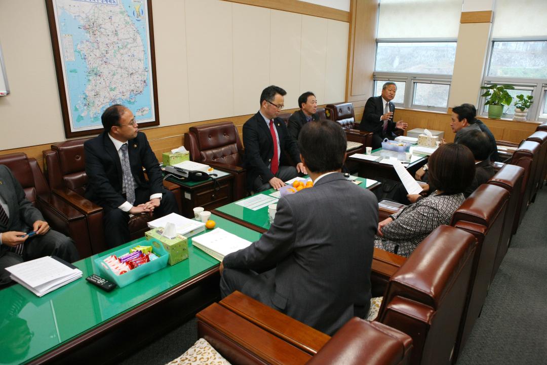 '강원도의회 경제건설위원회 성명서 발표' 게시글의 사진(6) '2014-11-18 강원도의회 경제건설위원회 성명서 발표 (6).jpg'