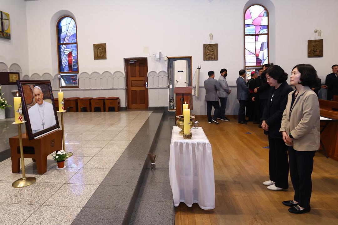 '제266대 프란치스코 교황 선종을 애도하기 위한 강원특별자치도의회 조문단 분향소 방문' 게시글의 사진(16) '2025-04-23 제266대 프란치스코 교황 선종을 애도하기 위한 강원특별자치도의회 조문단 분향소 방문 (15).jpg'