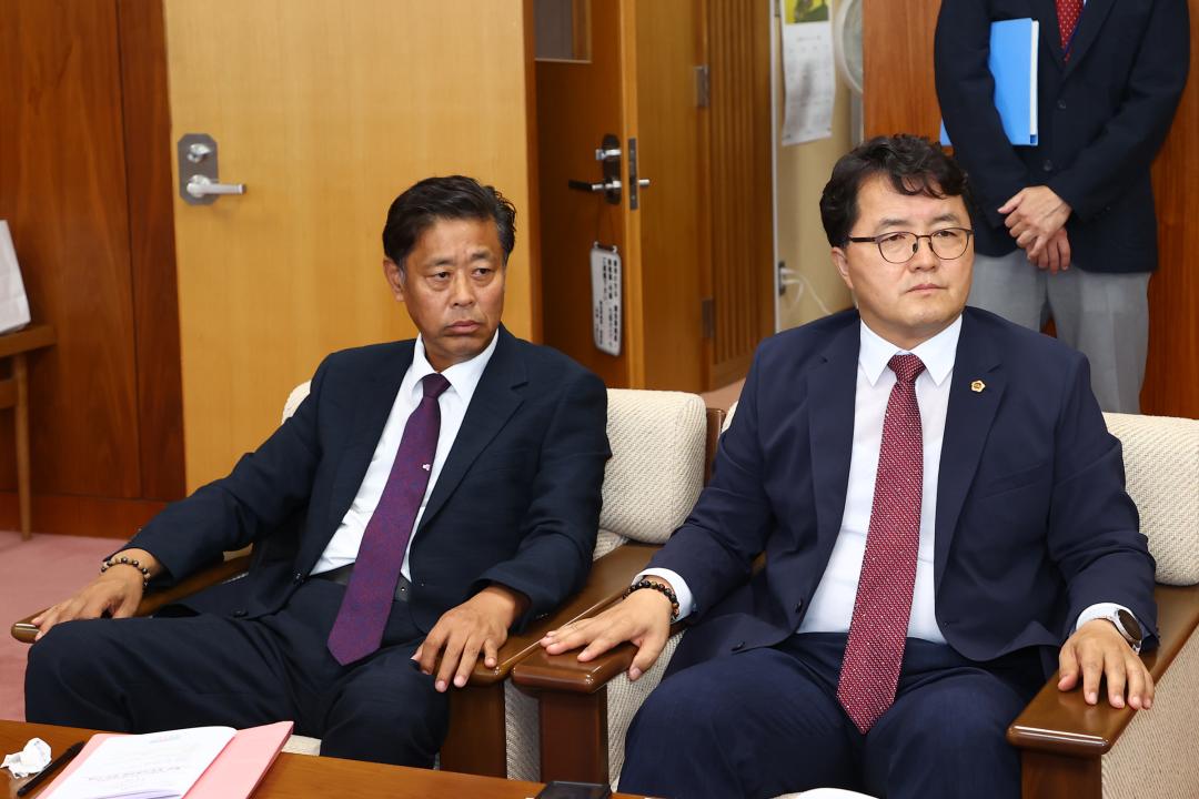 '강원특별자치도의회 한일국제교류협회 2025년 일본 돗토리현 방문' 게시글의 사진(60) '2025-07-29 강원특별자치도의회 한일국제교류협회 2025년 일본 돗토리현 방문 (77)_03_돗토리현의회 의장 예방.jpg'