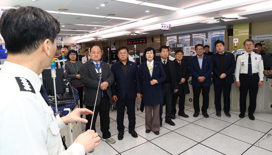 '안전건설위원회 강원특별자치도 119종합상황실방문' 게시글의 사진(7) '2025-02-11 안전건설위원회 강원특별자치도 119종합상황실방문 (8).jpg'