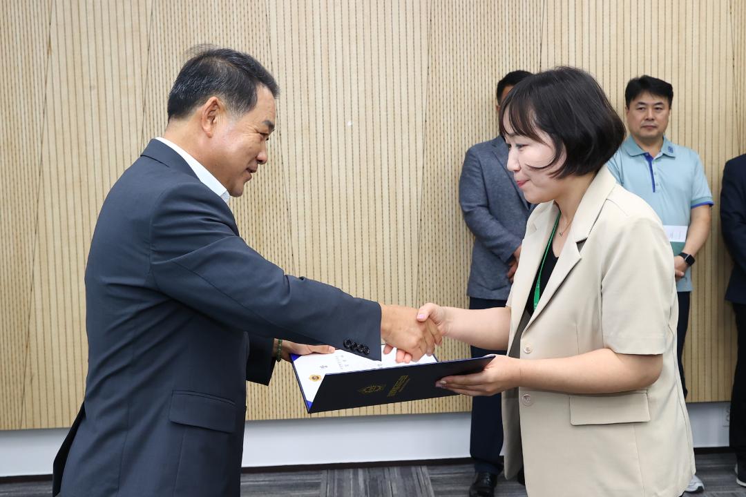 '강원특별자치도의회사무처 공무원 임용장 수여식' 게시글의 사진(11) '2025-07-22 강원특별자치도의회사무처 공무원 임용장 수여식 (11).jpg'