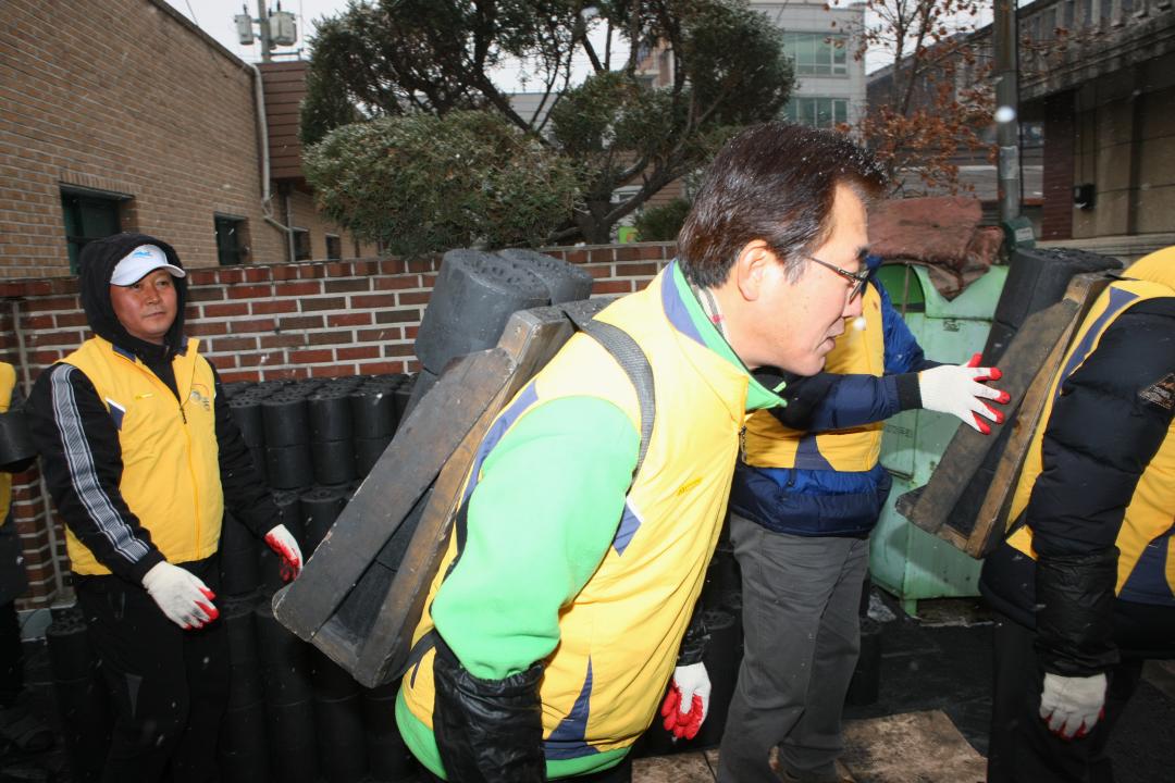 '강원도의회 연탄배달 봉사활동' 게시글의 사진(151) '2014-12-15 강원도의회 연탄배달 봉사활동 (151).jpg'